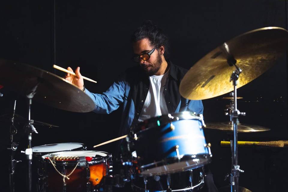 Matheus Jardim performing on the drums
